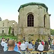 Couverture provisoire de la chapelle grâce aux dons publics et privés.