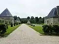 Le jardin du château du Coscro, vue partielle, notamment des pavillons d'angle.