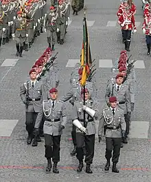 Soldats de la 26e brigade aéroportée allemande (Fallschirmjäger) en uniforme de parade.