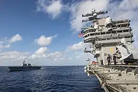 Le château du porte-avions USS&nbsp;Ronald Reagan&nbsp;(CVN-76).