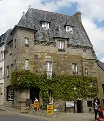 Lesneven : maison du XVIIe&nbsp;siècle, avec sa tour d'angle.