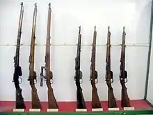 photographie couleurs : sept fusils alignés