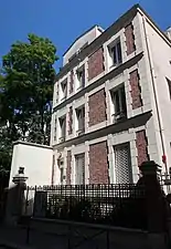 No&nbsp;17 rue Eugène-Delacroix, au coin de la villa.