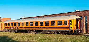 Voiture modernisée, en partie à couloir central.