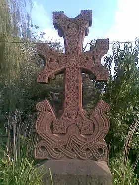 Khatchkar aux bras libres, date récente, Sourp Gevorg de Moughni.