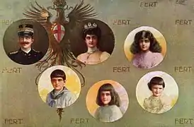 Le roi Victor-Emmanuel III et sa famille sur une carte postale de 1915, dans laquelle le fond se compose de la devise FERT reproduite à plusieurs reprises.