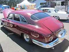 Vue arrière d'une rare Town Sedan fastback (customisée).