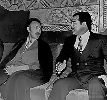 Deux homme en conversation sur un canapé