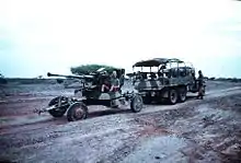Canon de Bofors 40 mm avec tracteur GMC CCKW du 5e régiment interarmes d'outre-mer en 1984.
