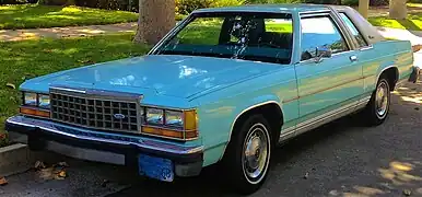 Ford LTD Crown Victoria berline deux portes