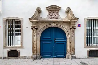 Portail baroque du no&nbsp;19.