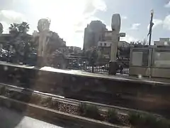 Vue du quai, ciel bleu et soleil.