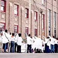 Groupe de citoyens devant l'édifice Léo-Duguay.
