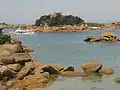 L'Île de Costaérès et son château vus depuis la plage de Saint-Guirec.