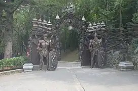 Les gardiens de la porte,