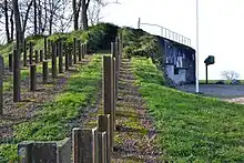 Rails anti-char et projecteur blindé.