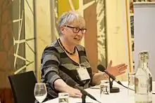 Femme aux cheveux blancs assise