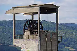 Détail du sommet du chevalement et des molettes.