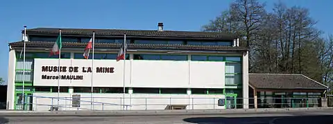 Bâtiment à trois étages portant le nom du musée.