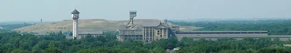 Vue générale aérienne du carreau Rodolphe et du terril depuis du parc du Petit Prince.