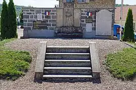 Plaques incrustées ou fixées sur un mur maçonné.