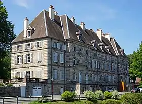 La sous-préfecture (ex abbaye).