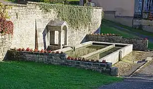 La fontaine-lavoir.