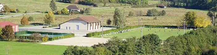Vue sur les terrains de football et de tennis.
