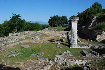 Ruines, une colonne carrée blanche