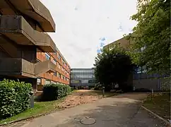 Le bâtiment H à gauche et le bâtiment A à droite.