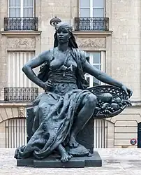 Statue L'Afrique par Eugène Delaplanche, devant le musée d'Orsay.