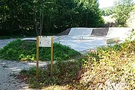 Structure en béton dans une zone arborée.