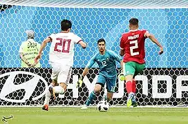 Munir s'apprêtant à faire une parade face à Sardar Azmoun (no&nbsp;20).