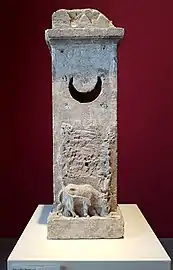 Autel avec ajour en forme de croissant de lune, servant à créer des effets de lumière dans l'obscurité. Bonn, début du IIIe&nbsp;siècle. Rheinisches Landesmuseum Bonn.