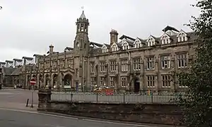 Gare de Carlisle&nbsp;(en)&nbsp;– frontière entre l'Angleterre et l'Écosse (au Royaume-Uni).