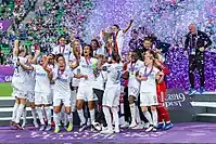 Photo de joueuses de football célébrant leur victoire en Ligue des champions.
