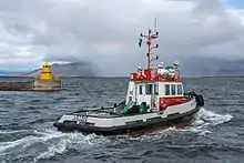 Le remorqueur Leynir quittant le port de Reykjavik, dans la Faxaflói.