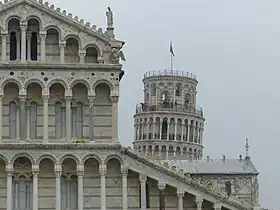 Façade romane en marbre de la cathédrale de Pise, ornée d’opus sectile, Italie, XIIe&nbsp;siècle.