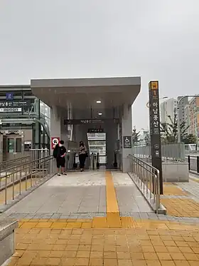 Bouche d'accès n°1 à la station en 2020.