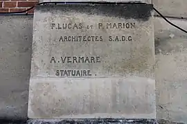 Épigraphe des architectes sur la façade de la salle des fêtes