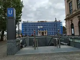 Une bouche d'accès à la station.