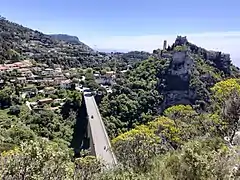 Vue sur la Moyenne Corniche à l'entrée d'Èze-village.