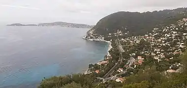 Vue sur la Basse Corniche qui traverse Èze-sur-Mer.