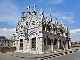 Vue générale de l'église, présentant son côté droit de l'église en gothique interprété : gables retraités, pinacles et arcatures avec statues.