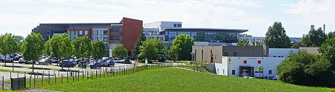 Façade est, consultations et pharmacie.