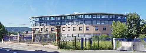 Le bâtiment (C) de chirurgie inauguré en 2005 et des grilles anciennes.