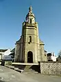 Église Saint-Pierre-aux-Liens d'Arzano ː la façade et son clocher-tour.