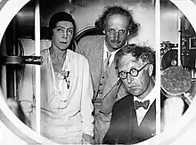 Photographie prise par un hublot. Auguste Piccard fait visiter au couple royal la nacelle du ballon stratosphérique qu'il a conçu.