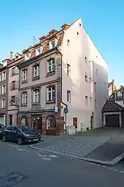 Le no&nbsp;21, à l'angle de la ruelle de la Farine.