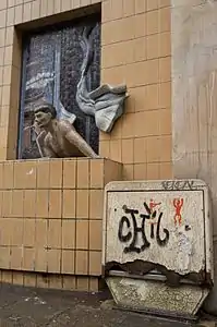 Tag et mosaïque au no&nbsp;21 de la rue.